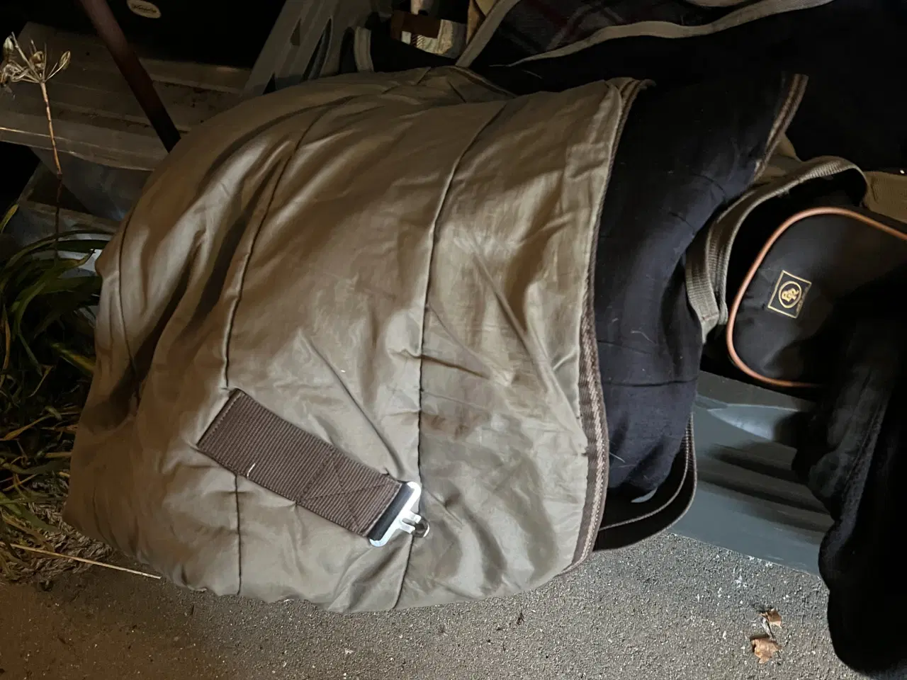 Billede 2 - Ridekasser støvlerne dækker hjelme sælges samlet