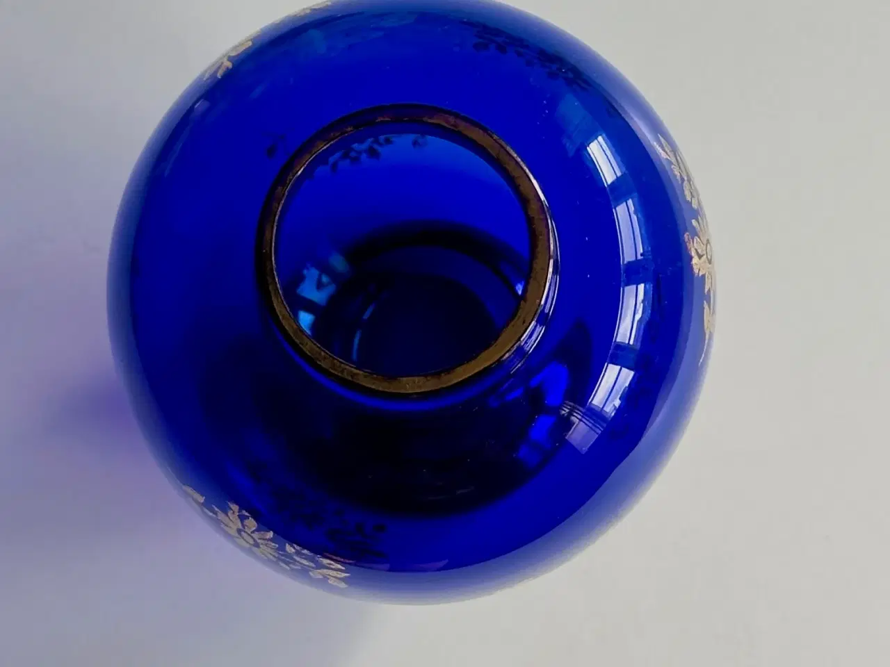 Billede 6 - Koboltblå glasvase m gyldent print