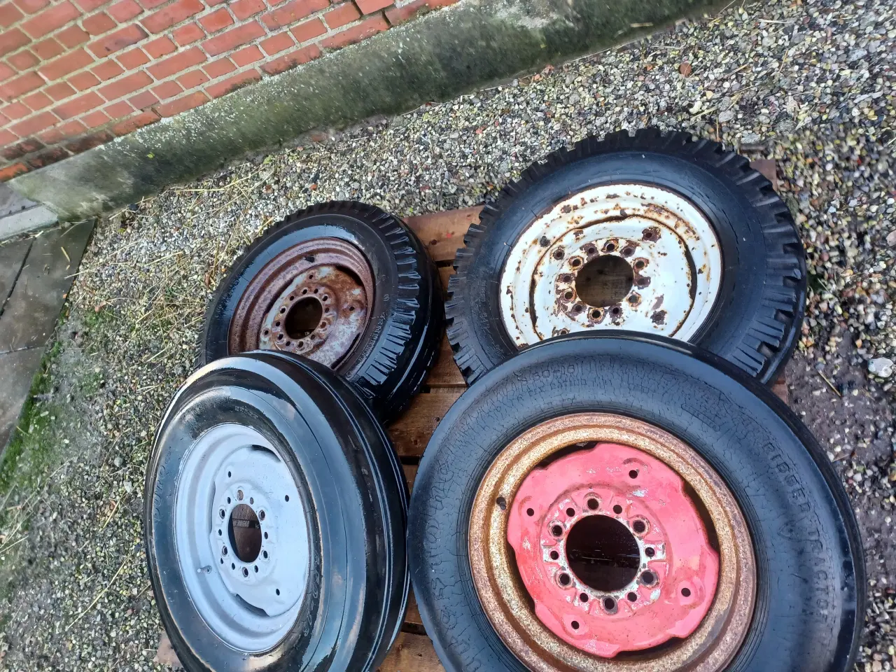 Billede 2 - 4 dæk på fælg 6,50-16