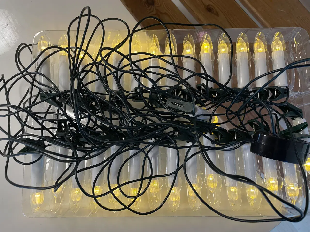 Billede 2 - Lyskæde med 30 LED lys og clips.