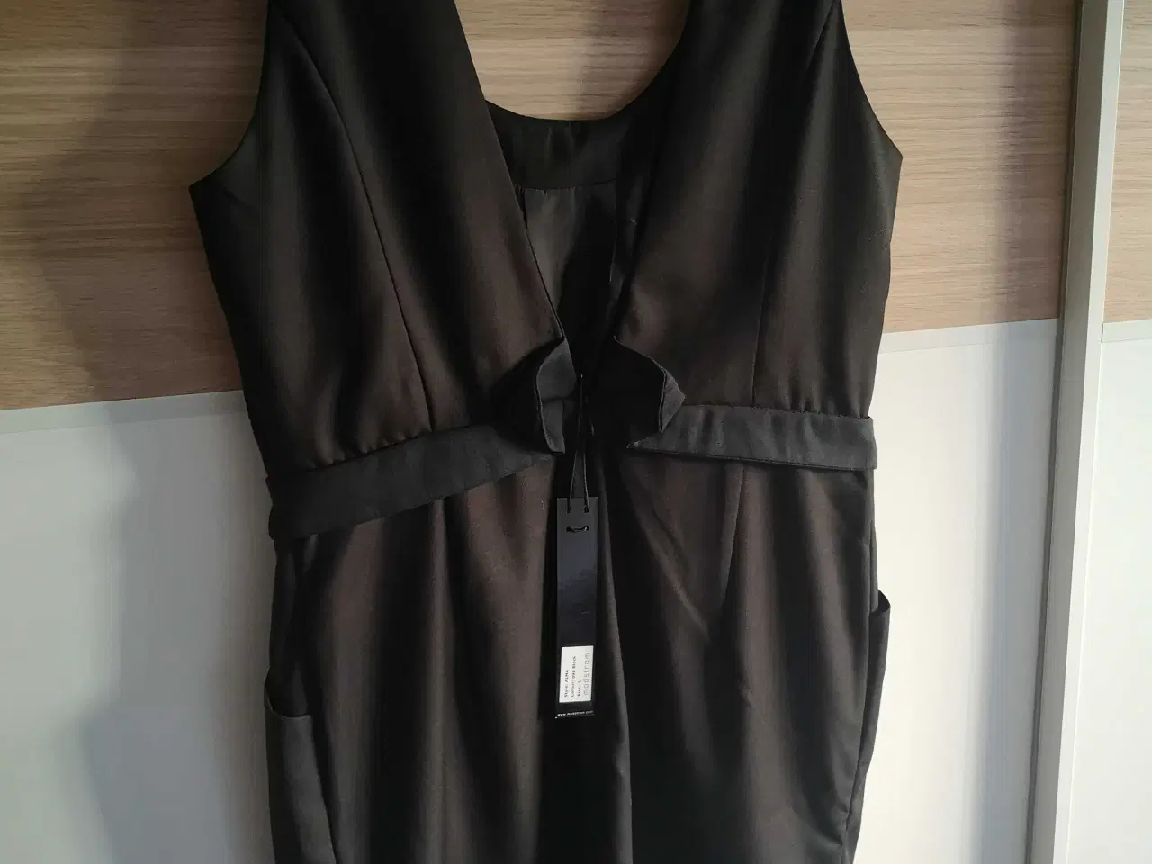 Billede 3 - Ny sort kjole 