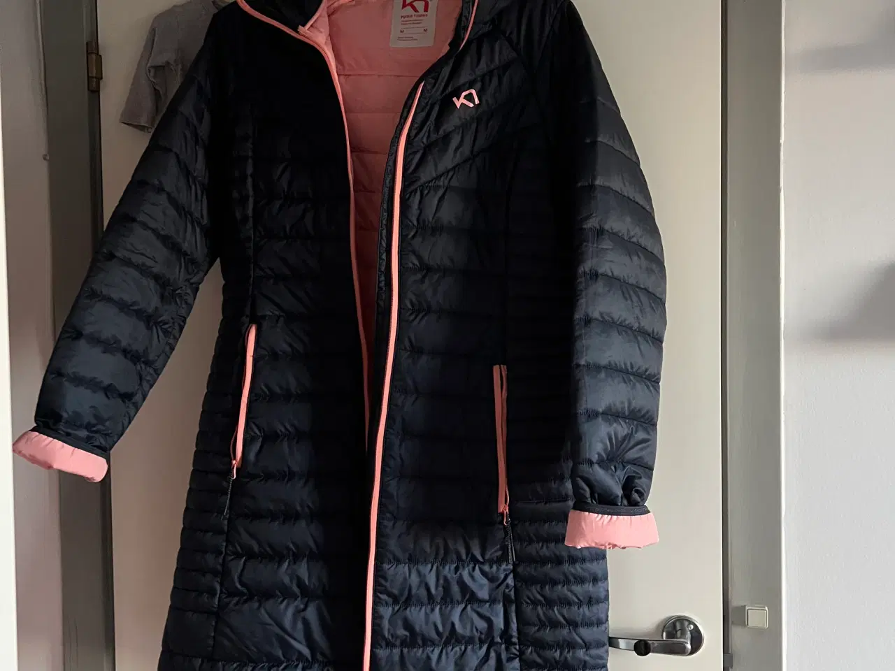 Billede 1 - Kari Traa jakke med lyserødt for