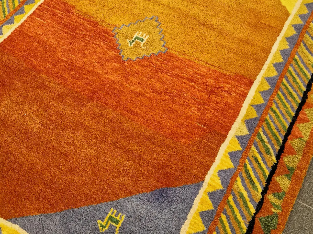 Billede 3 - Flot farverigt tæppe.