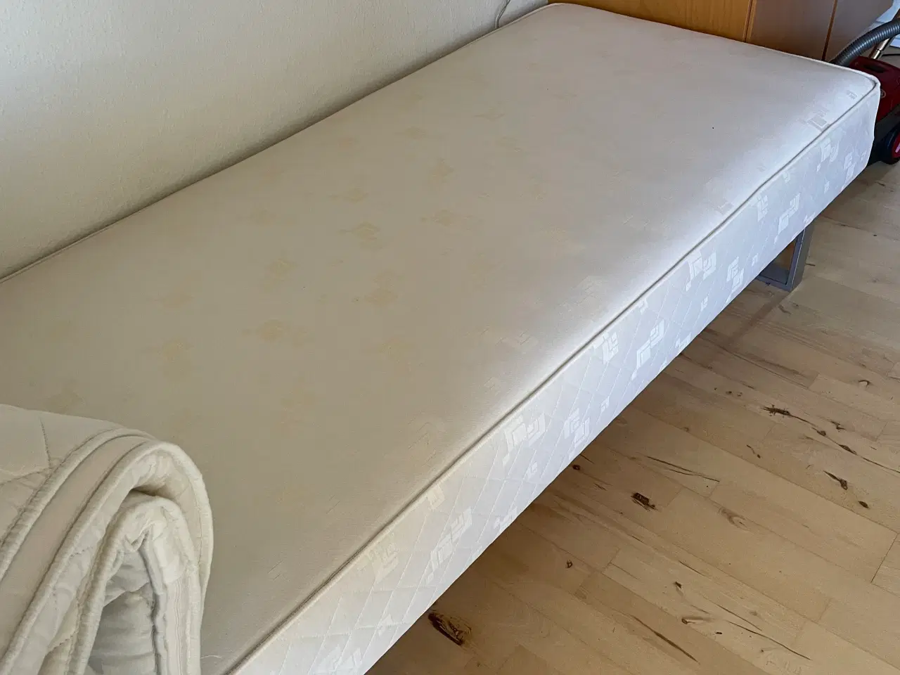 Billede 1 - Boxmadras med meder.