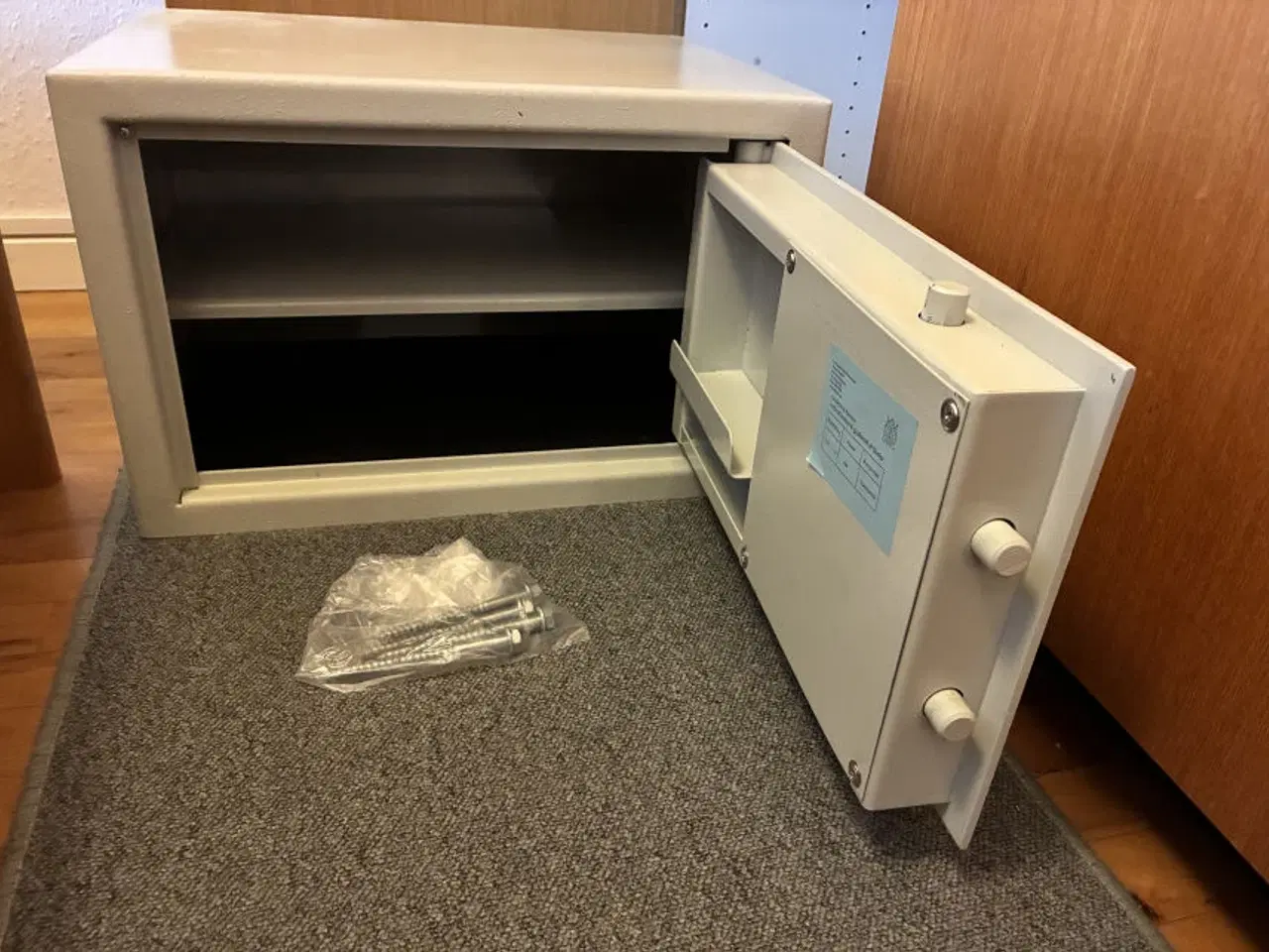 Billede 3 - SOLGT: Pengeskab med flytbar hylde og 2 nøgler