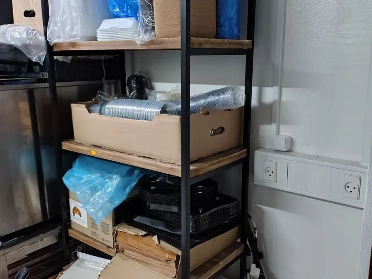 Billede 1 - Reol med indhold
