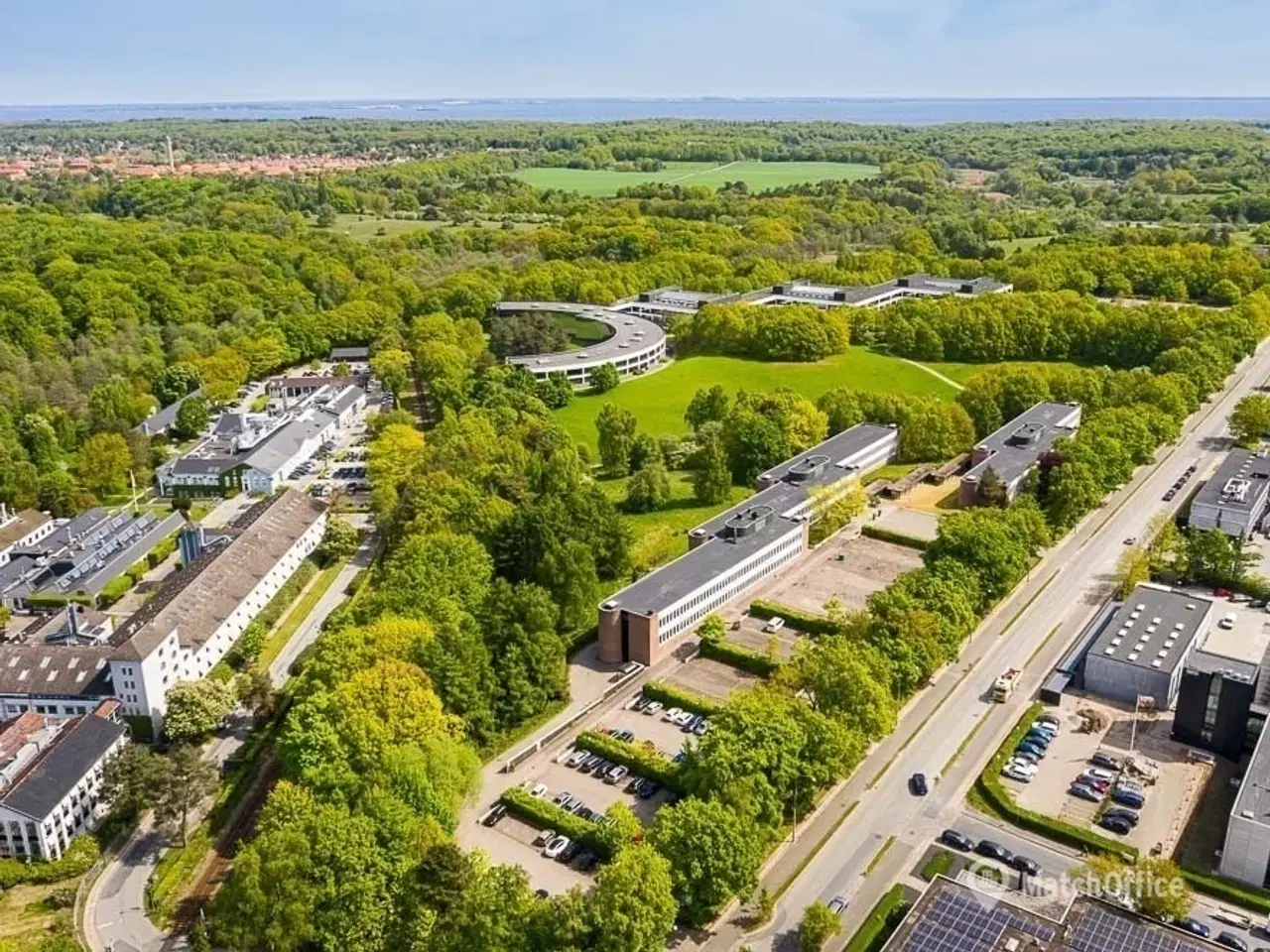 Billede 1 - Unik arkitektur placeret i skøn natur