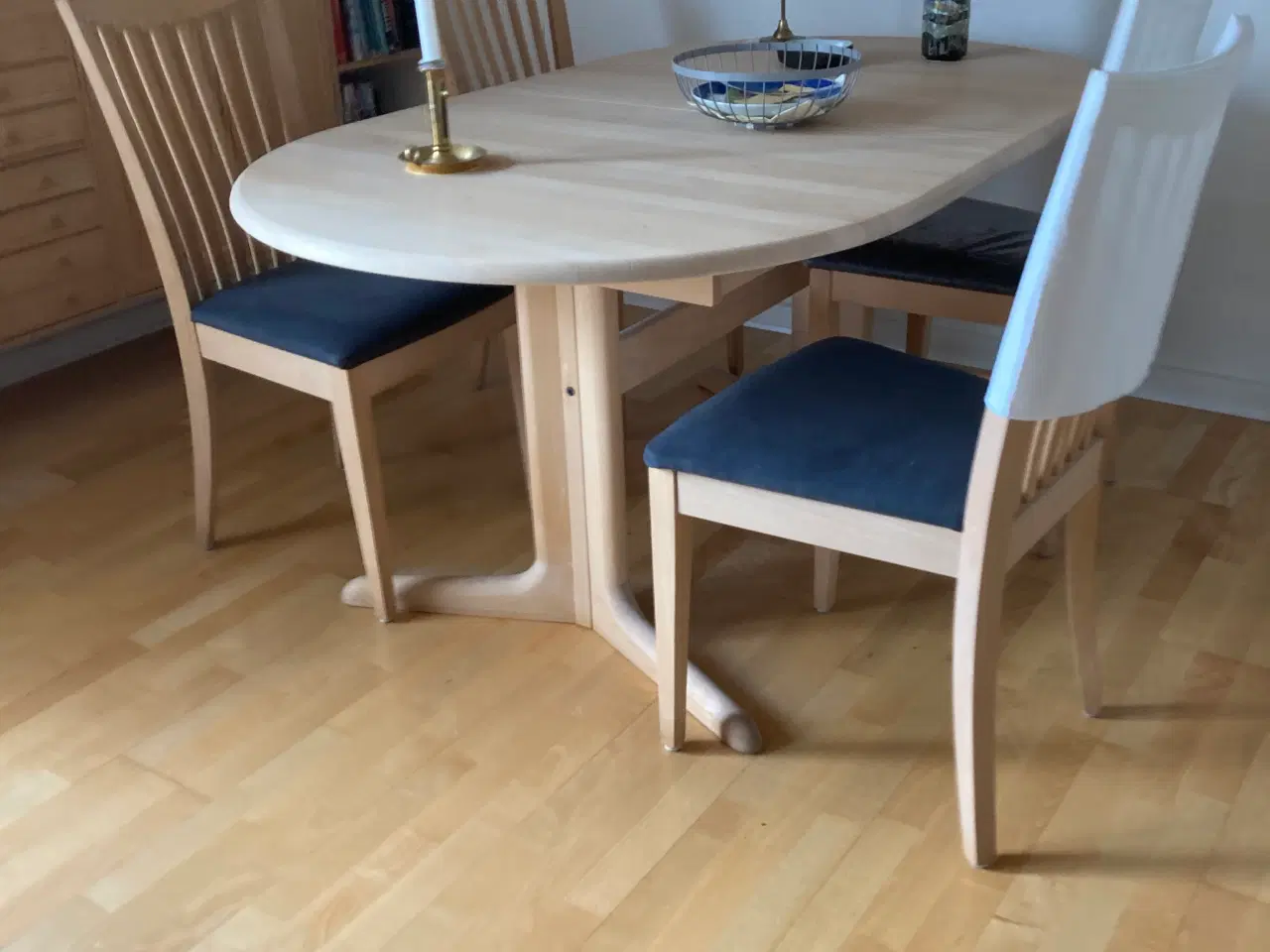 Billede 1 - Spisebord m. 4 stole fra Skovby