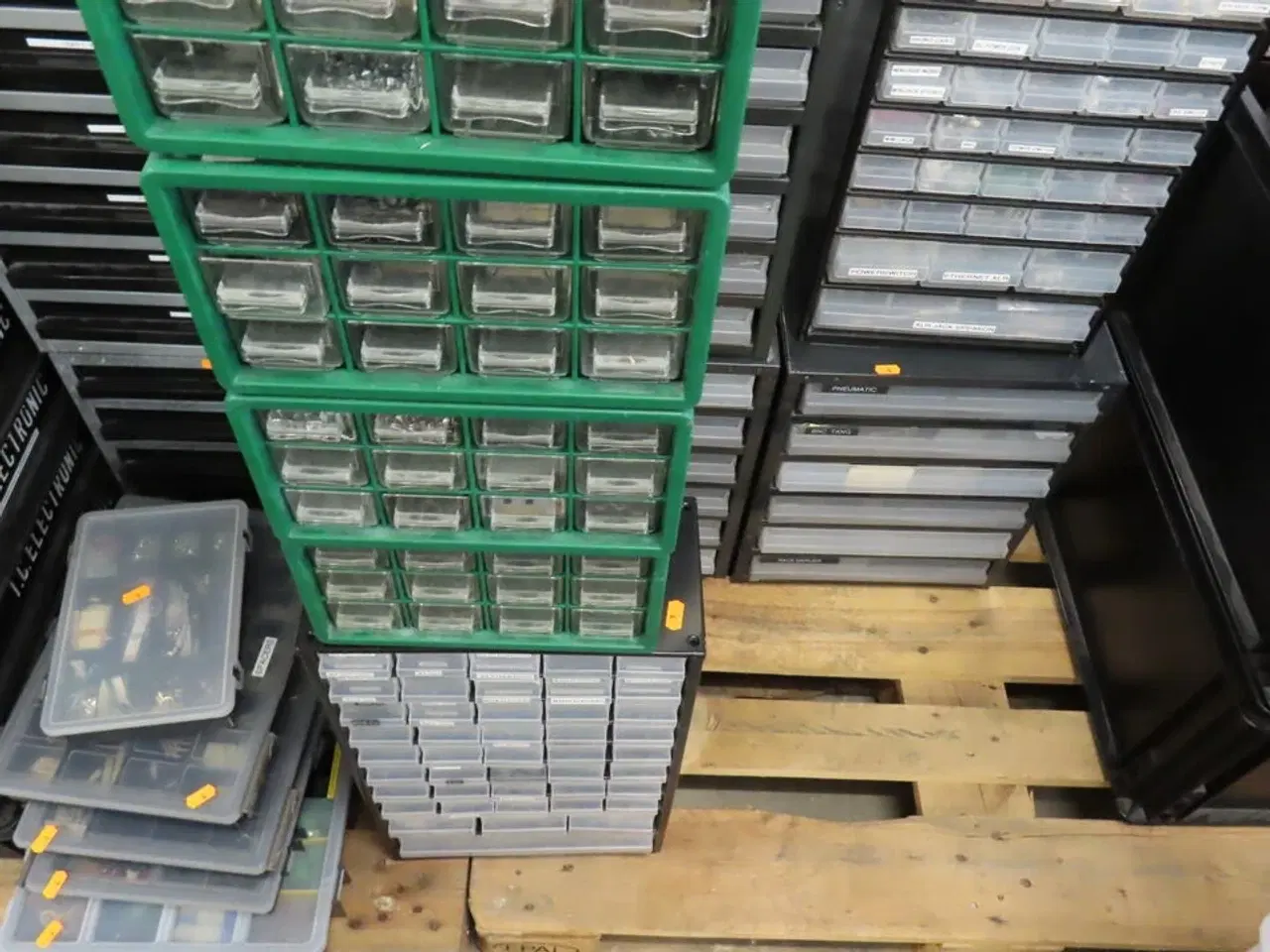 Billede 2 - Opbevaringskasser med div elektronikdele til bl.a. kabler