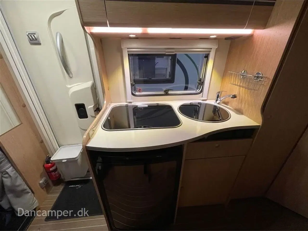 Billede 15 - 2018 - SunLight T 58   MESSEPRIS kr. 579.900,- SPAR kr. 25.000,- Sunlight T58 med solcelle, markise, lithiumbatterier, cykelholder m.m.