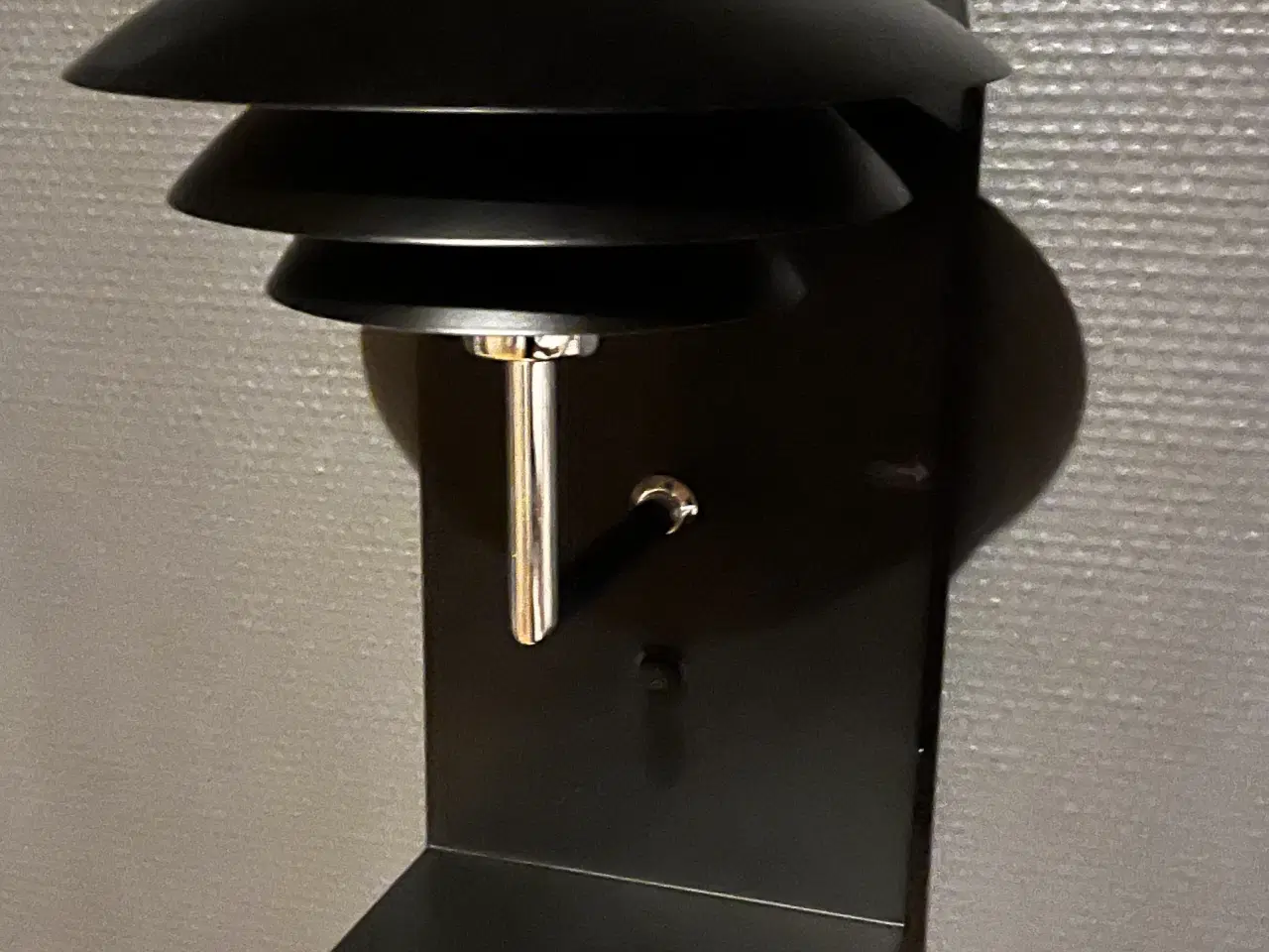 Billede 2 - 2 stk. Dyberg Larsen DL20 væglampe med USB, sort