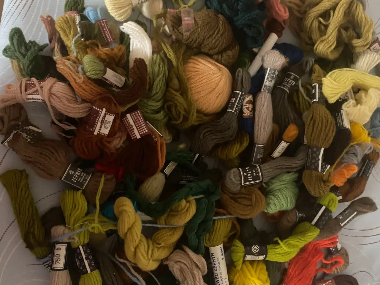 Billede 1 - 280 g uld broderigarn