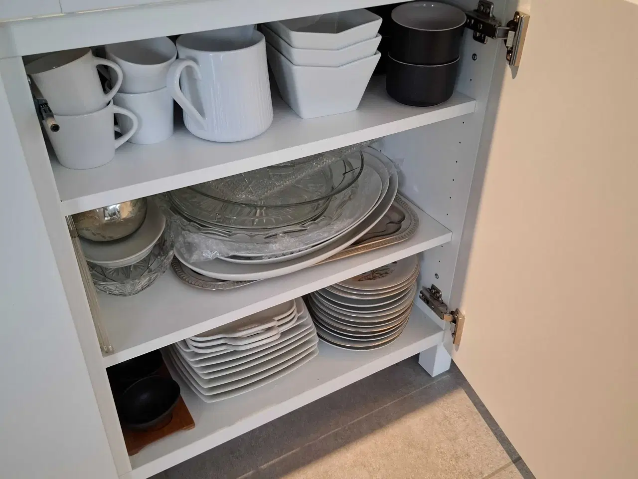 Billede 3 - Rummelig og velholdt skænk 