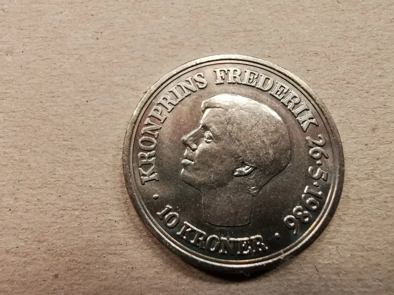 Billede 1 - Kronprins Frederik 18 år  Erindringsmønt - 10 kr