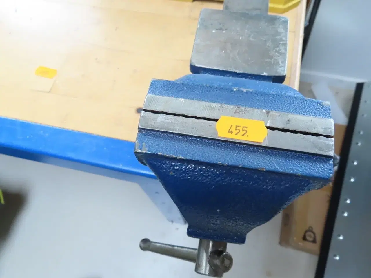 Billede 2 - Arbejdsbord med Skruetvinge og væghængt værktøj