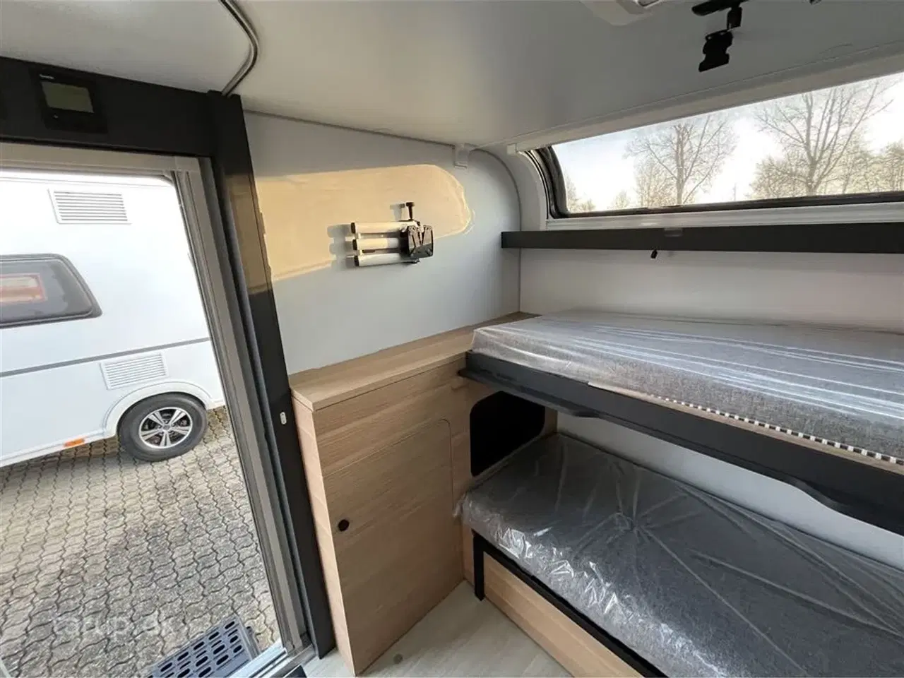 Billede 14 - 2026 - Adria Adora 613 PK Teen Køjesenge (3) og dobbeltseng, rund-siddegruppe og L-sidegruppe, SmartBox opbevaring, Truma Combi 6E, el-gulv-varme, 142 l. stort køleskab m/ frys