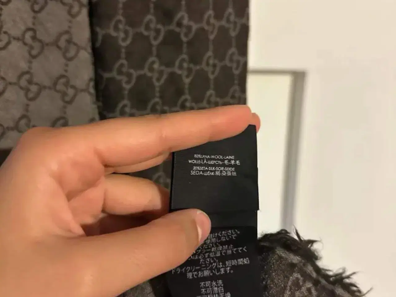 Billede 14 - Gucci tørklæde i lysegrå og mørkebrun 