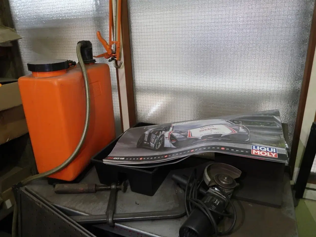 Billede 10 - Arbejdsbord, reol samt værktøj