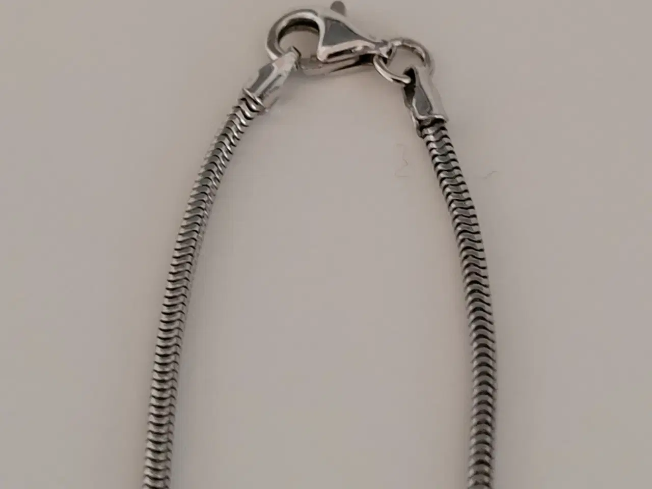 Billede 4 - Halskæde i sølv med 2 små sten