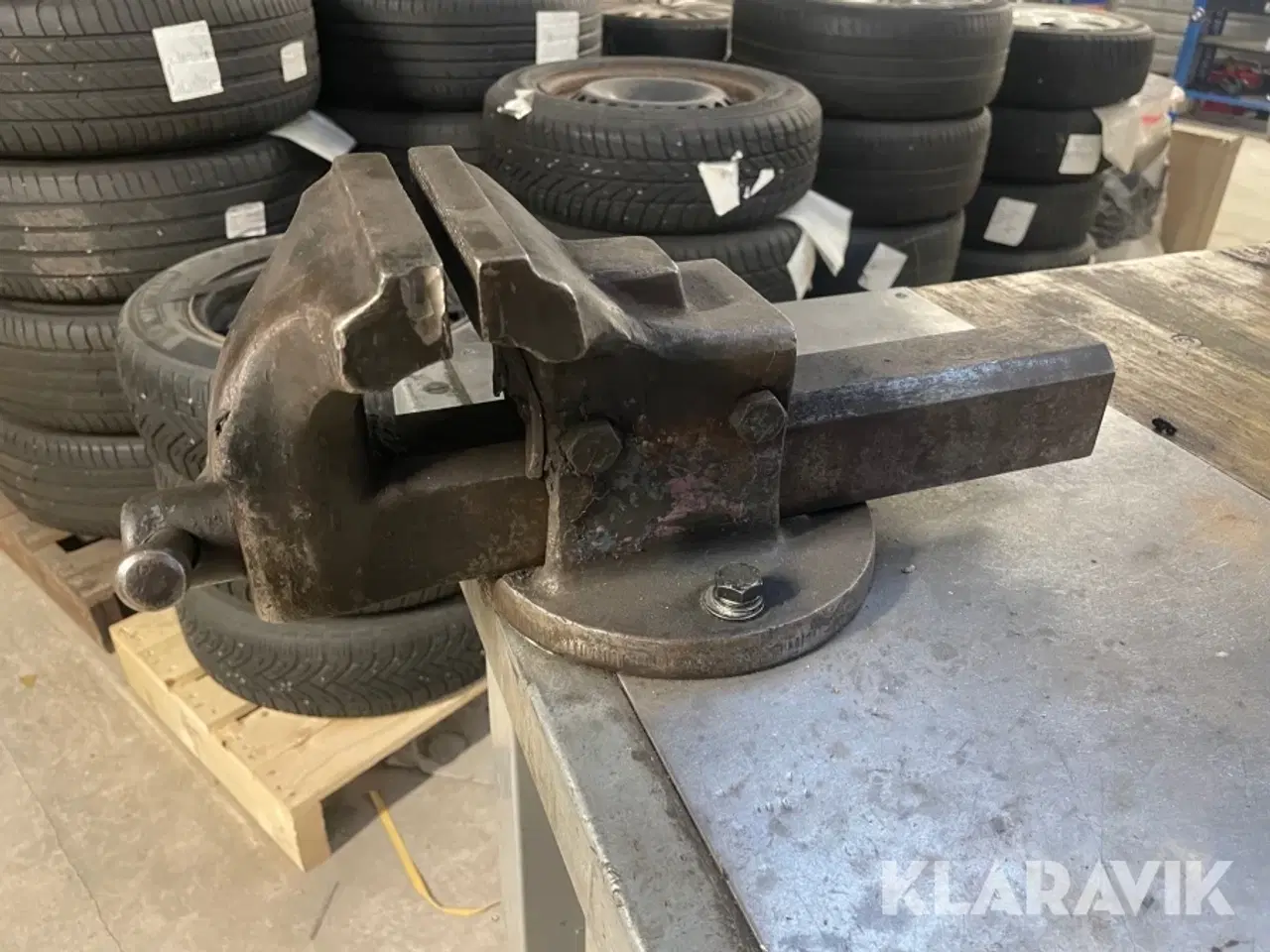 Billede 8 - Arbejdsbord på hjul med skruestik