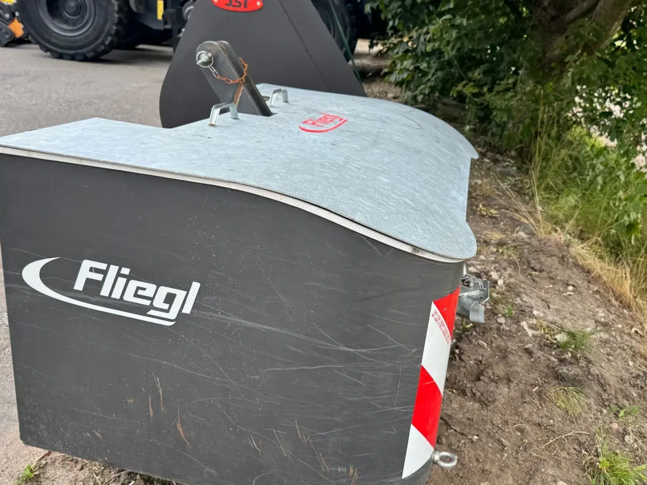 Billede 2 - Fliegl Frontvægt 1500 kg MED OPBEVARINDSPLADS!