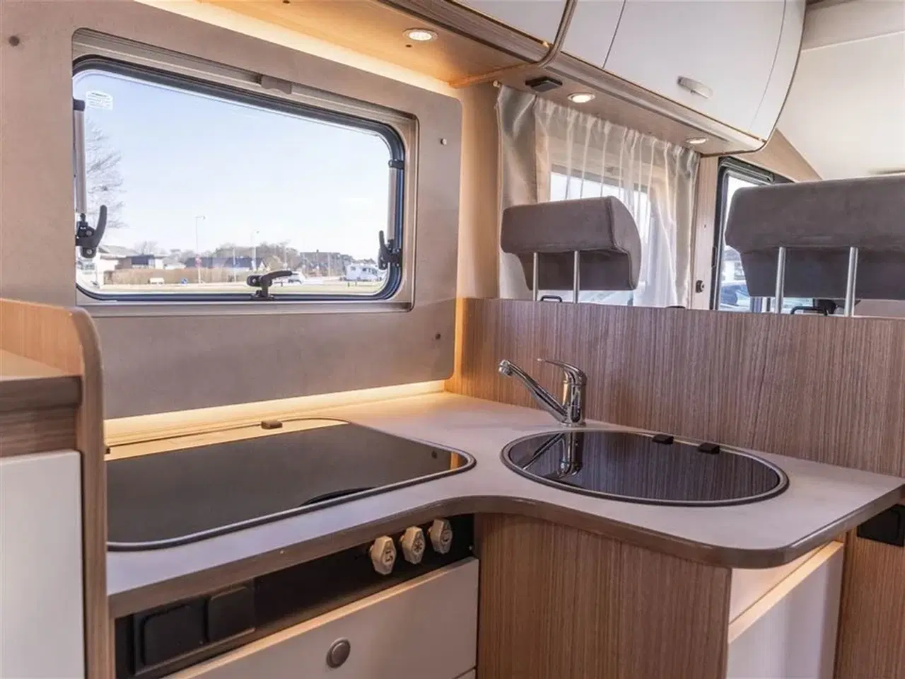 Billede 8 - 2021 - Carado I 338 Aut.   Topudstyret Helintegreret Carado med automatgear