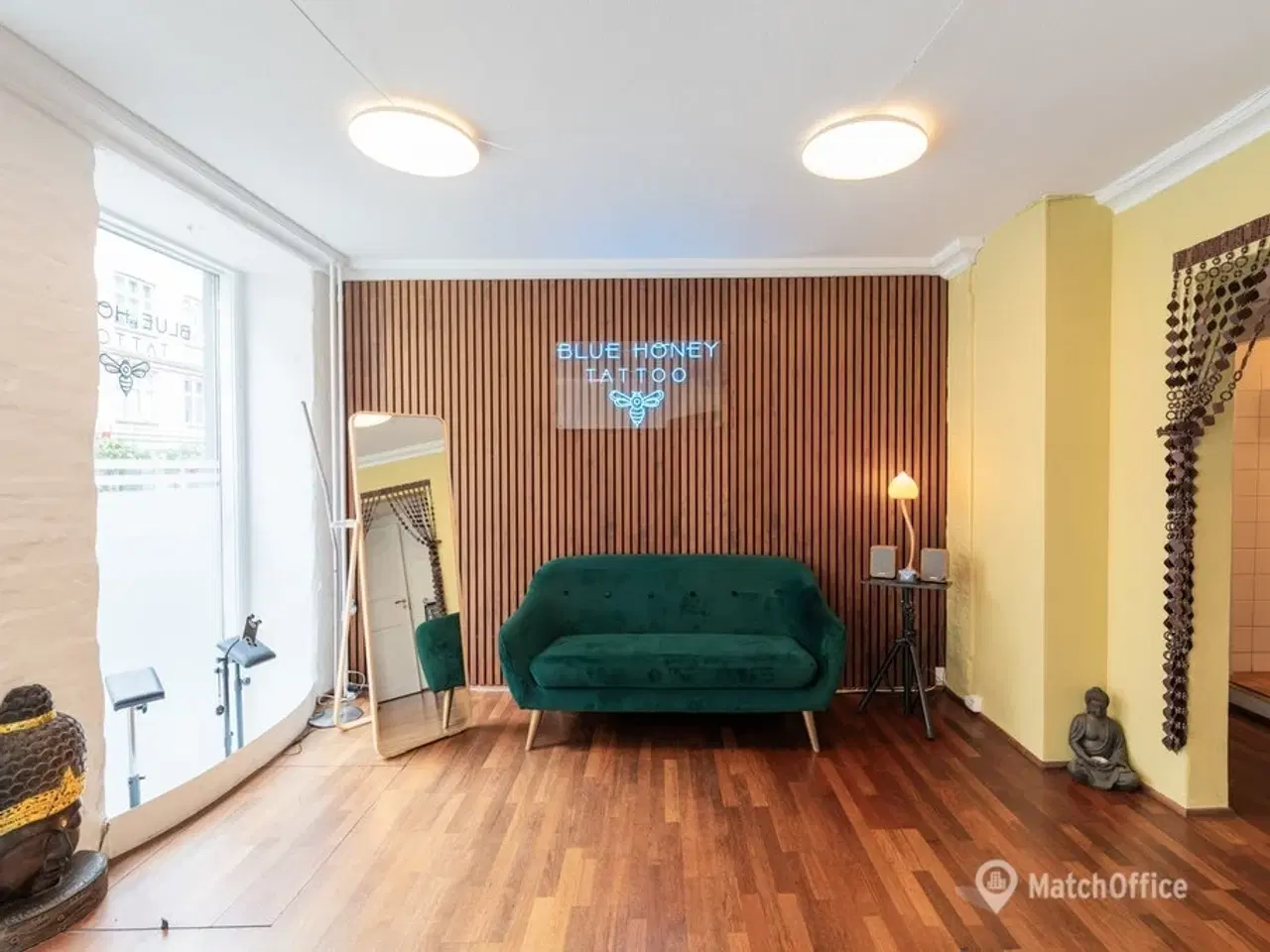 Billede 3 - UDLEJES: Høj stuelejlighed med store facadevinduer og potentiale – lige ved Vesterbros Torv