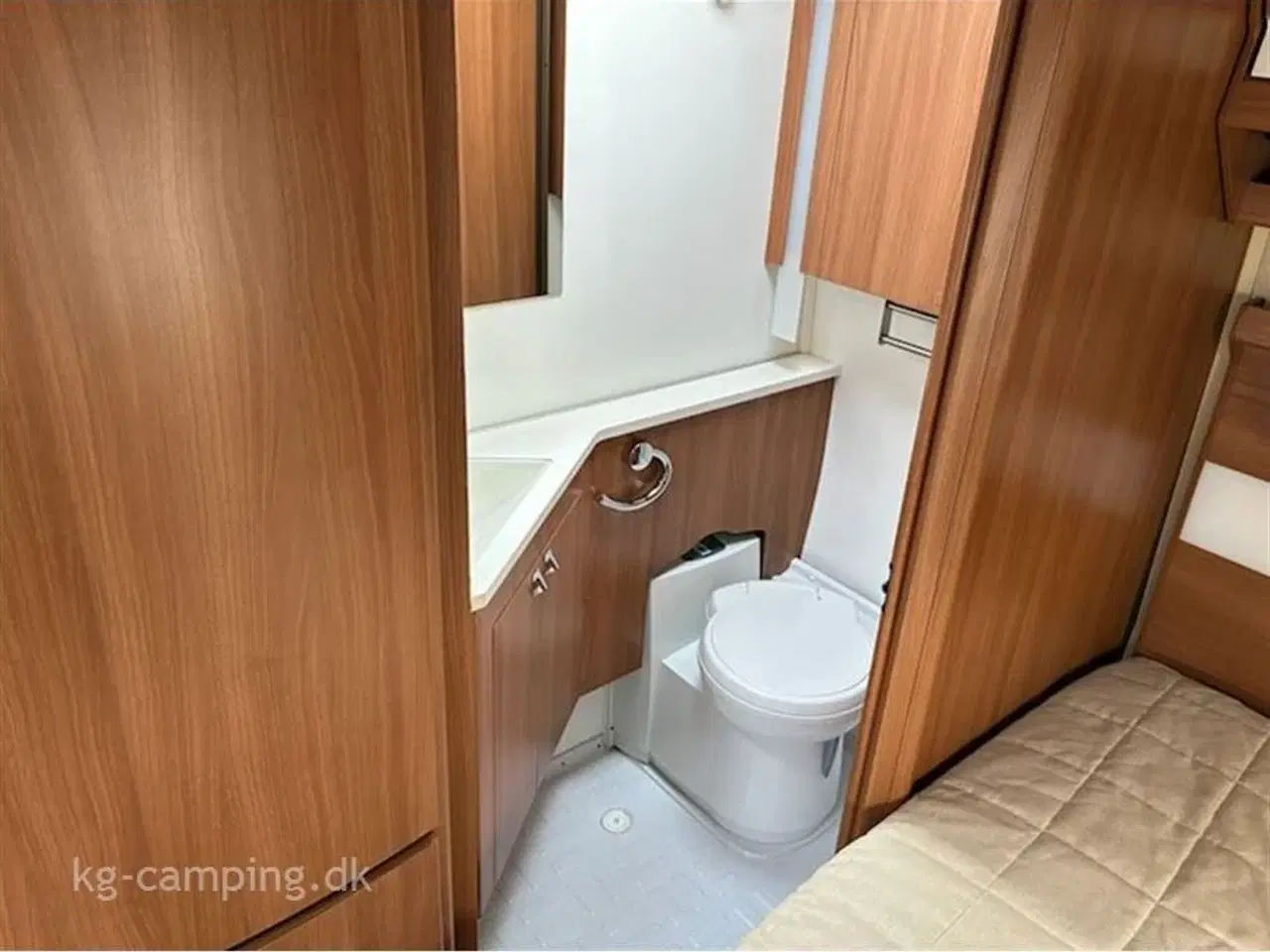 Billede 4 - 2014 - Kabe Royal 520 XL KS   Mindre vintervogn i bred model. Lækker læderstue, Thule 6300 markise og Truma XT mover.