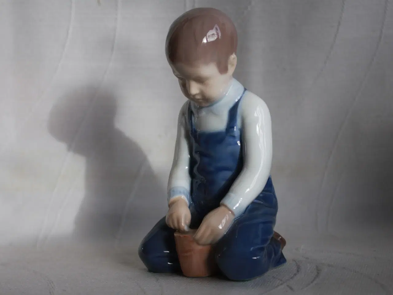 Billede 1 - Porcelænsfigur, "Dreng med spand" fra B&G