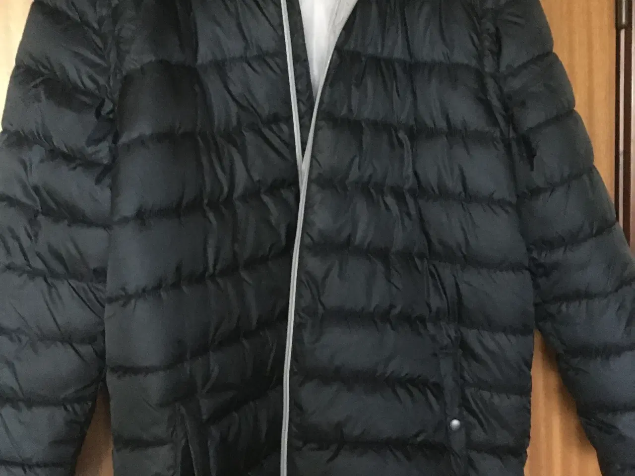 Billede 1 - Blå dynejakke med hætte - aflynelige ærner