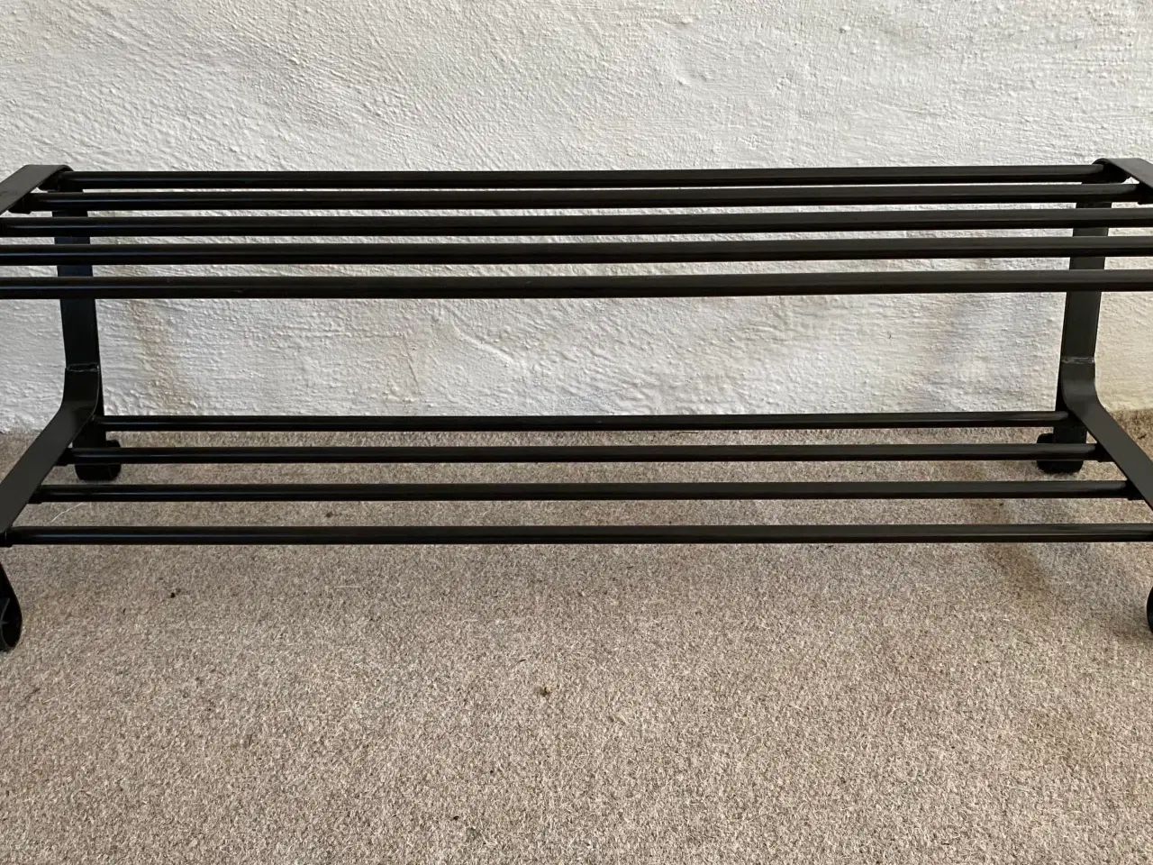 Billede 1 - Skoreol i sort metal, med 2 hylder