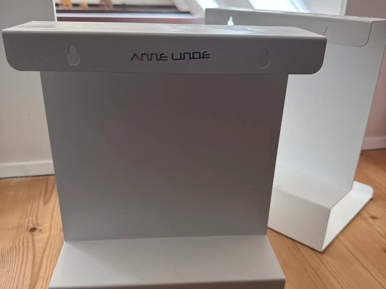 Billede 3 - Natbords hylder i hvid metal