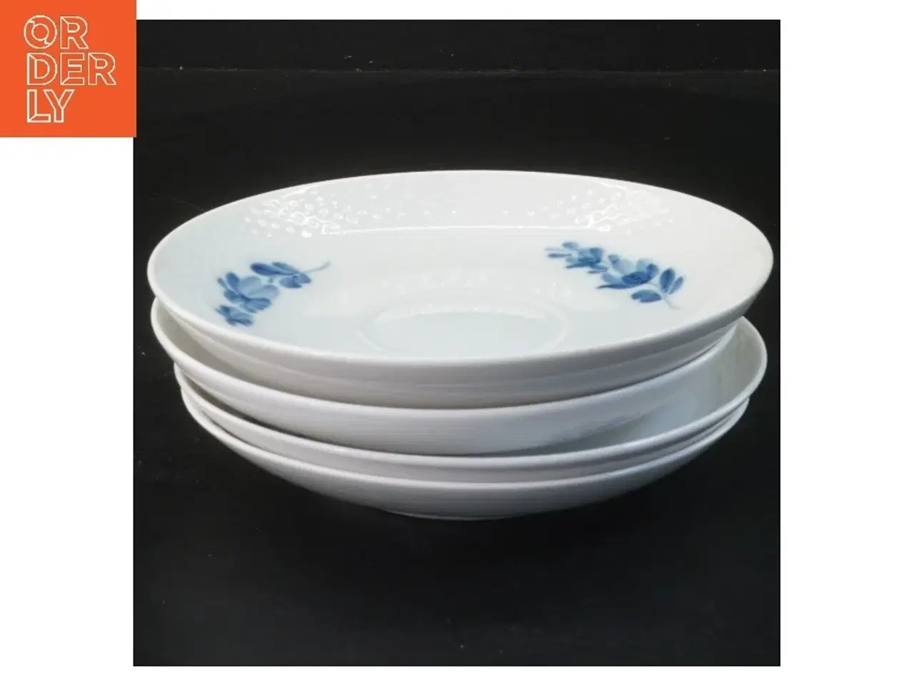 Billede 1 - 4 porcelænstallerkener med blå blomst motiv fra Royal Copenhagen (str. 4 stk Ø 16 cm)