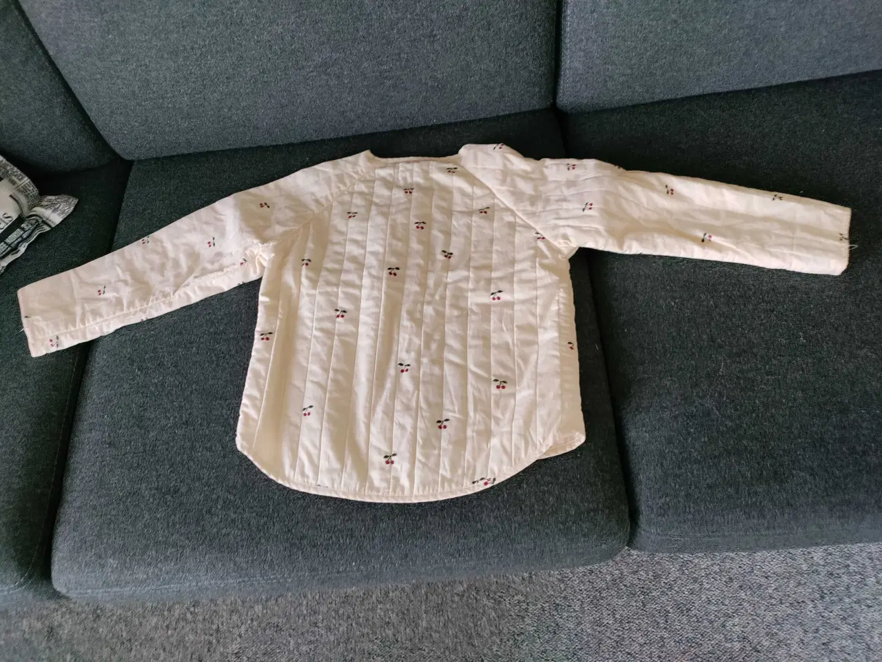 Billede 3 - Quiltet let jakke m kirsebær str 3/4 år