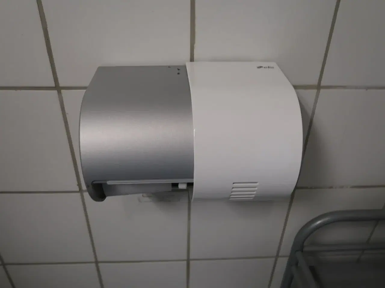 Billede 2 - Elis papirdispenser