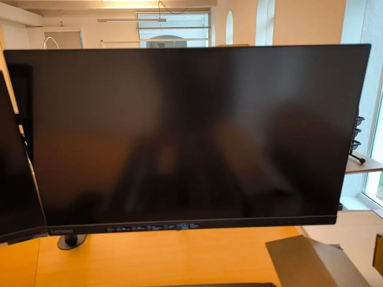Billede 4 - 2 stk. skærme LENOVO G27Q-30 med holder, samt mus og tastatur