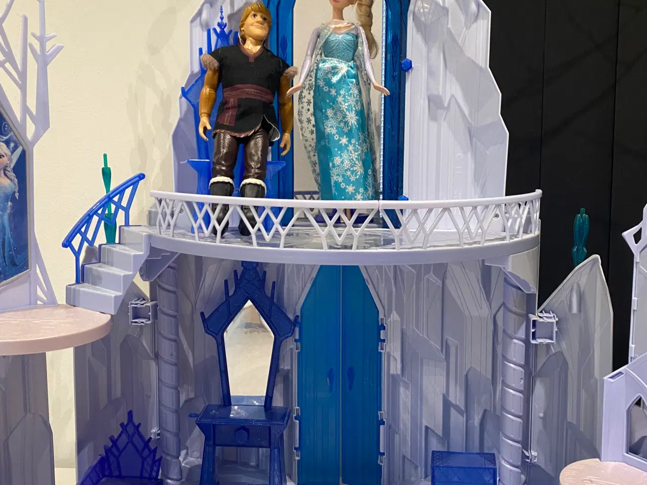 Billede 2 - Elsa Barbie, Frozen slot og Kristoffer Barbie