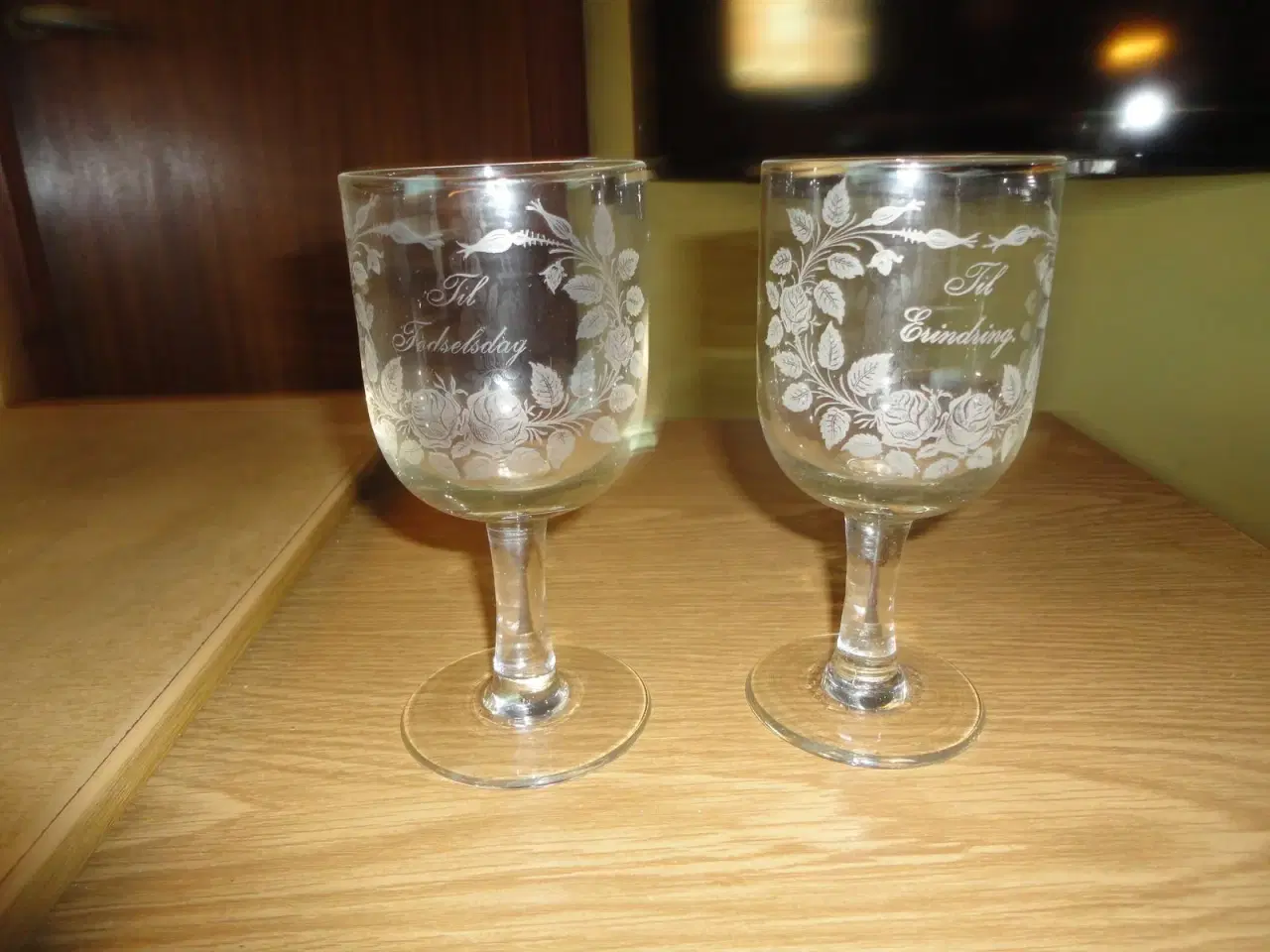 Billede 1 - gl erindringsglas med rosenranke