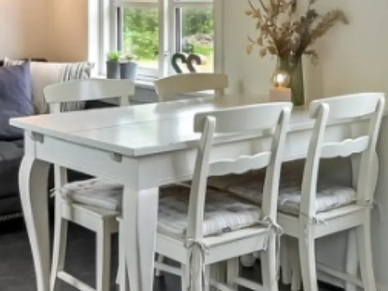 Billede 1 - Hvidmalet spisebord med 4 stole