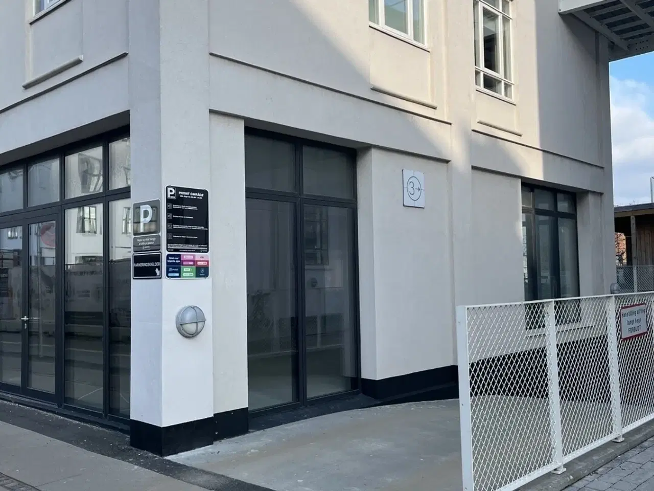 Billede 1 - 5stk. P- Pladser under ejendom ledig  på Strandlodsvej 3. 2300