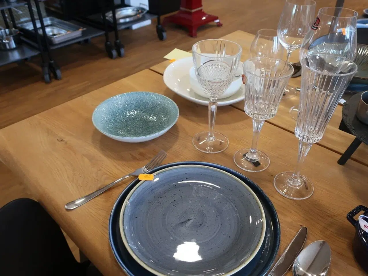 Billede 9 - Service m.v. på spisebord