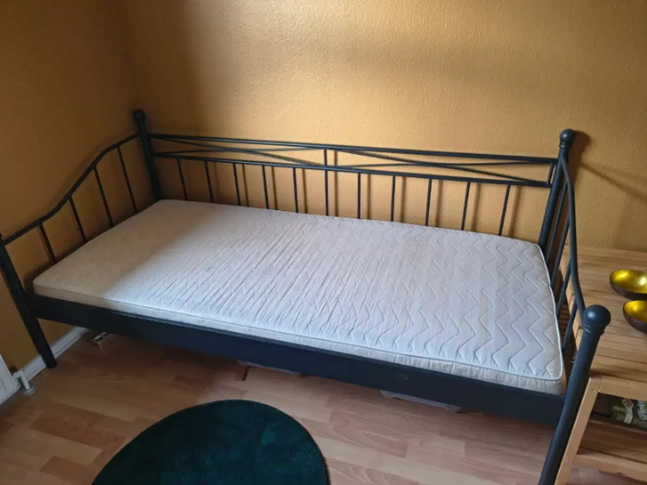 Billede 2 - Seng af sort metal
