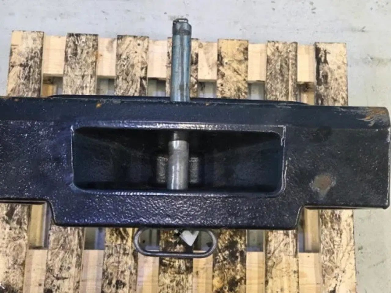 Billede 5 - Case Farmall 115C Frontvægt Holder 84313805