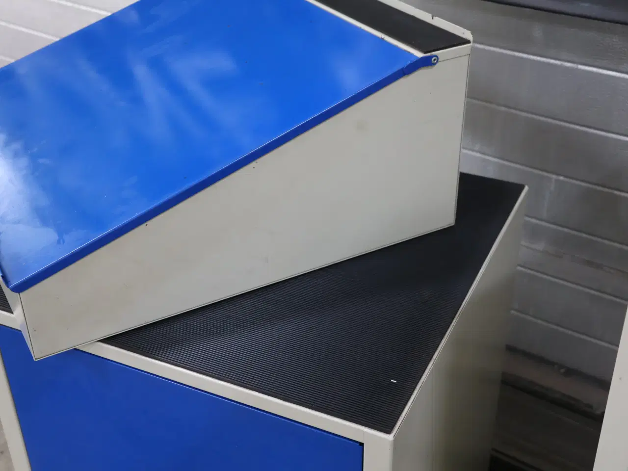 Billede 5 - Blika Metal værkstedsskab m/låse og 6 nøgler