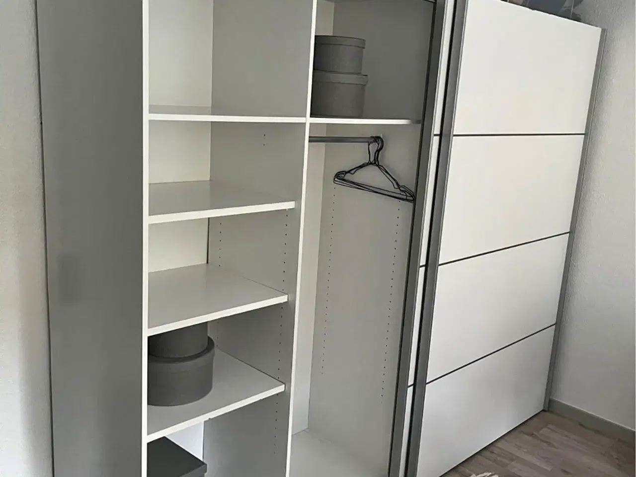 Billede 1 - Stort garderobeskab med skydedøre