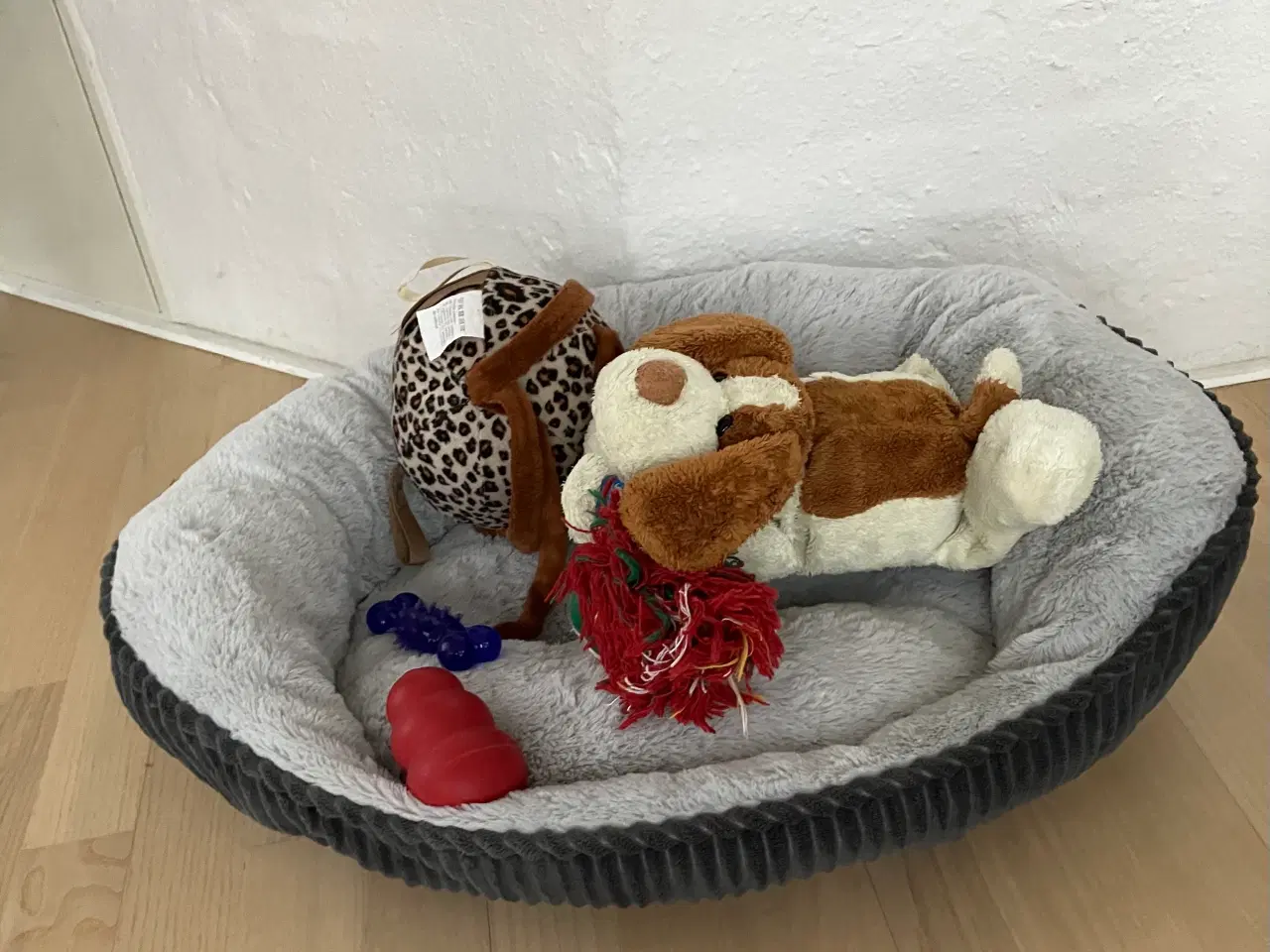 Billede 1 - Blød plys / fløjel hundekurv med diverse legetøj 