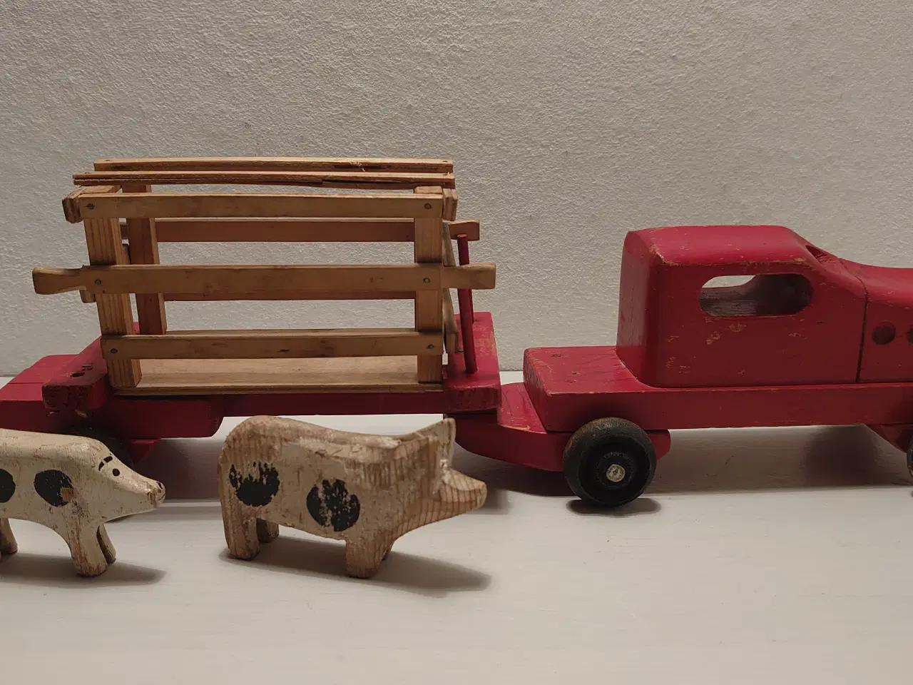 Billede 1 - Fængselslegetøj:Grisetransport med 2grise.L.32,5cm