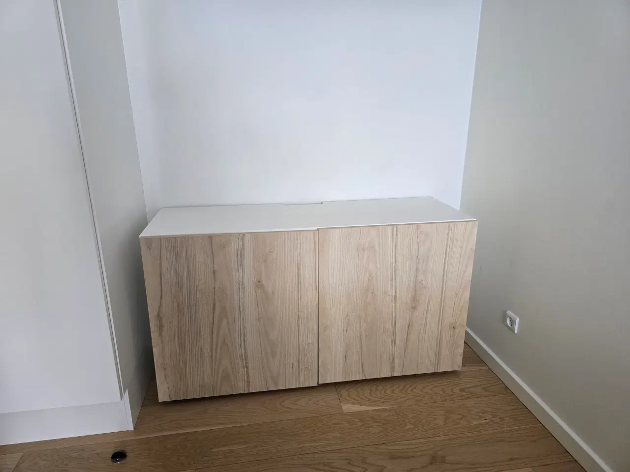 Billede 1 - Skab med 2 låger