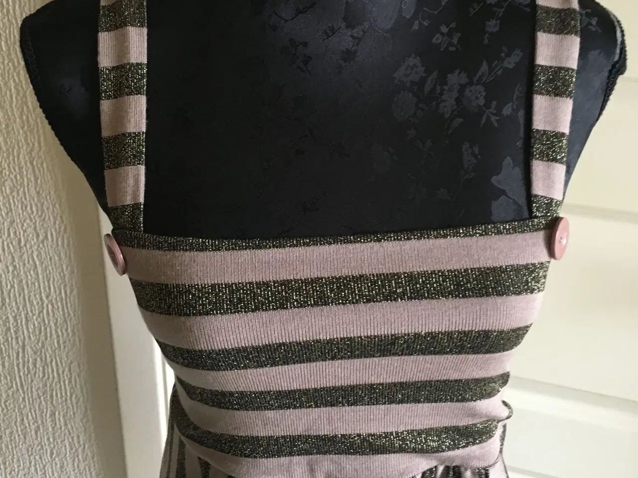 Billede 2 - Helt ny top Vila str. 36 viskose med guldtråde