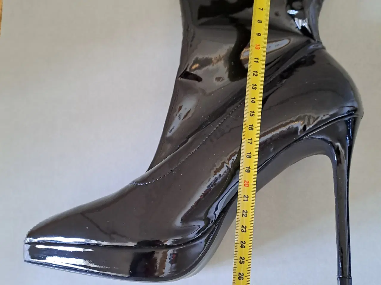 Billede 3 - Nye spejlblanke sorte lak støvler.